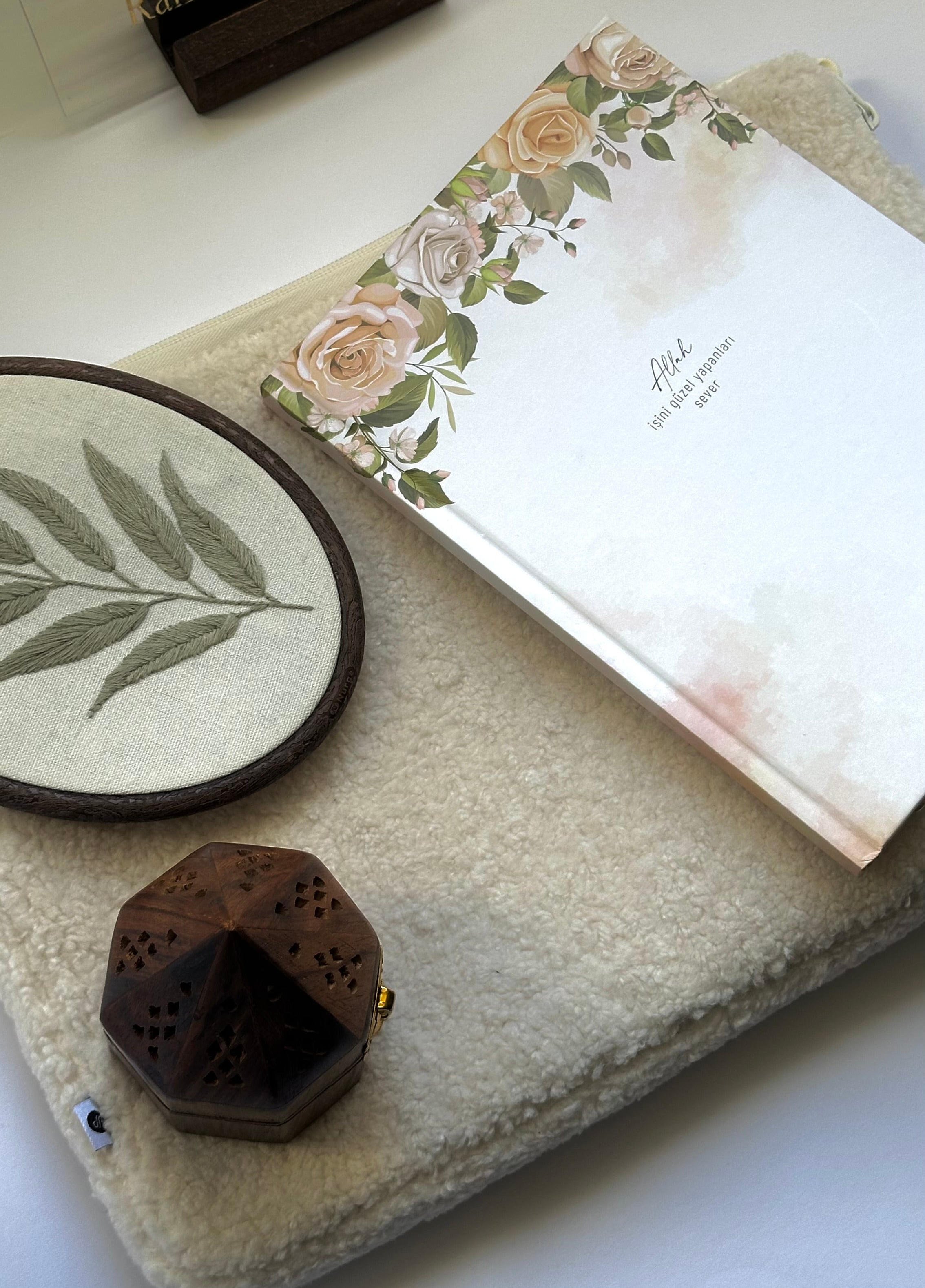Creamy Floral Excellence – Premium Bullet Journal